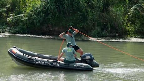 Así es como peinan 2.000 m2 del río Júcar en busca de un desaparecido de la dana