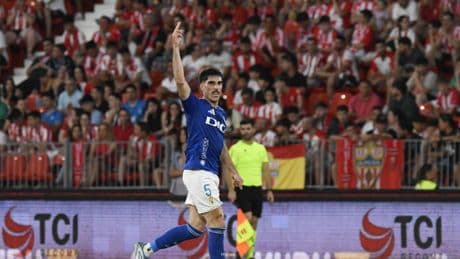 El Oviedo asalta a un Almería (1-2) carente de Luis Suárez