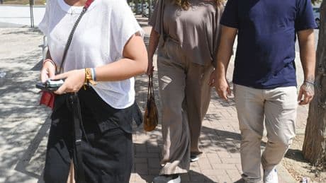 El frío encuentro entre Ortega Cano y la madre de Michu en el tanatorio