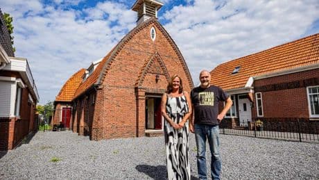 Het woonkerkje van van Mike (54) en Monique (56) is een echte Fundaparel: ’Ik vind een huis niet zo interessant om in te wonen’