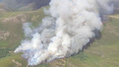 El incendio de Chandexa de Queixa avanza incontrolado con 450 hectáreas afectadas
