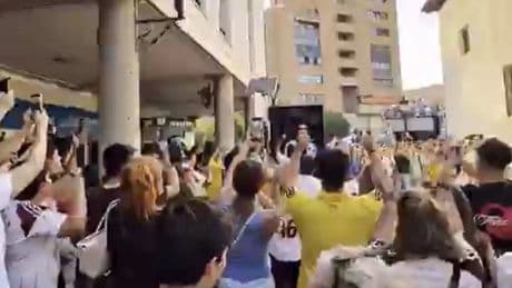 Locura en Albacete con la presentación de Jesús Vallejo... ¡en una marquesina de la calle!