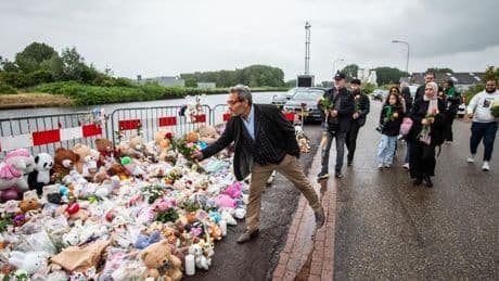 Syrische gemeenschap veroordeelt diefstal knuffels Jeffrey en Emma en legt bloemen neer in Winschoten: ‘Onze excuses’