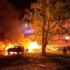 Poetin noemt verzoening met Oekraïne “onvermijdelijk”: “Een kwestie van tijd” - Auto’s en gebouwen in Kiev in brand