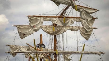 Segelschiff kracht in Brooklyn Bridge - Welche Rolle spielte der Schlepper bei Todesfahrt?