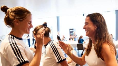 Laia Codina y Tere Abelleira visitan por sorpresa a sus compañeras en Berna