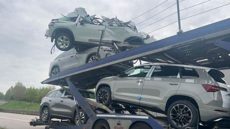 Autobahn 6 Oberpfalz: Autotransporter prallt gegen Brücke - Neuwagen zerstört