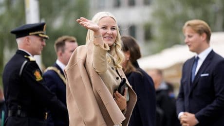 Noorse kroonprinses Mette-Marit weer in het openbaar na aanklachten tegen zoon Marius
