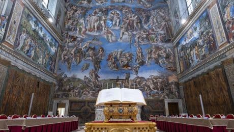La Capilla Sixtina, preparada para elegir al nuevo Papa: los cardenales votarán ante el 'Juicio Final'