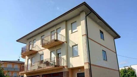 Picchia i ladri in casa e li butta giù dal terrazzo: «Ho pensato solo a difendere le mie figlie piccole»