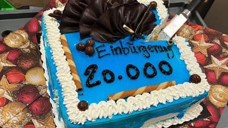Berlin feiert „Einbürgerungsrekord“ - Wie passt diese Torte zu Merz’ Migrationswende?