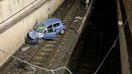 Duisburg: Autofahrer stürzt fast sechs Meter tief in U-Bahn-Schacht