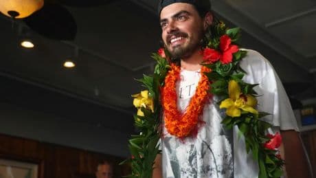 Man who quit his job, set sail with cat arrives to cheering fans in Hawaii