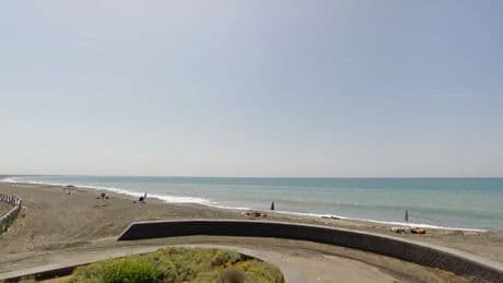 Muere un joven de 17 años sepultado por la arena en una playa: cavó un hoyo y las paredes se derrumbaron