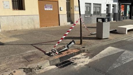 Muere un hombre tras chocar con su vehículo contra una farola en Plasencia