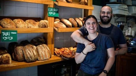 La bilbaína y el madrileño que lo dejaron todo para abrir una panadería de barrio en el centro de Bilbao