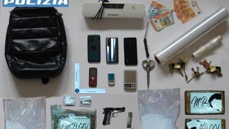 Savona, blitz della Polizia in un bar di Villapiana. Sequestrati 4 chili e mezzo di cocaina. Arrestato il titolare