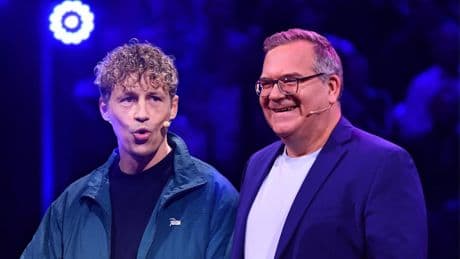 "Ruhe! Sonst fliegt ihr raus!": Elton schnauzt in RTL-Show eigenes Publikum an