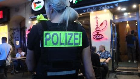 Kneipen-Razzia in Berlin  - Polizei stellt Mann mit 25.000 Euro in Bauchtasche