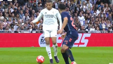 Das sieht man selten - Genial, was Mbappé vor seinem Traumtor macht!