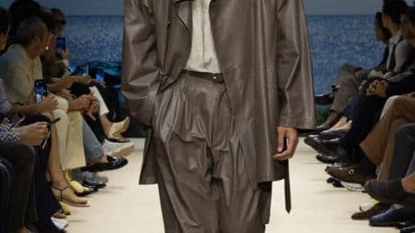 Dai tappeti floreali di Prada al blu pantesco di Armani: a Milano la moda uomo resiste alla guerra e racconta un mondo sospeso tra sogno e crisi