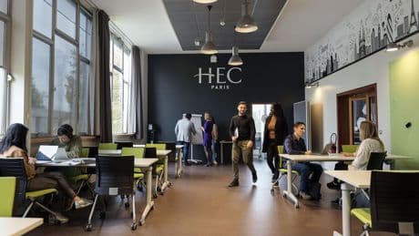 Faire HEC coûte plus de 70 000 euros : jusqu'où ira la flambée des frais de scolarité des écoles de commerce ?