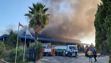 Antalya'da soğuk hava deposunda ve imalathanede yangın çıktı