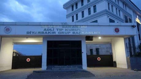 Bir kişi, birlikte yaşadığı 22 yaşındaki kadını silahla vurarak öldürdü