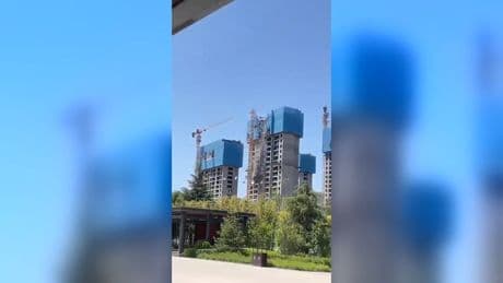 Unglück auf Baustelle - Kran begräbt 3 Bauarbeiter