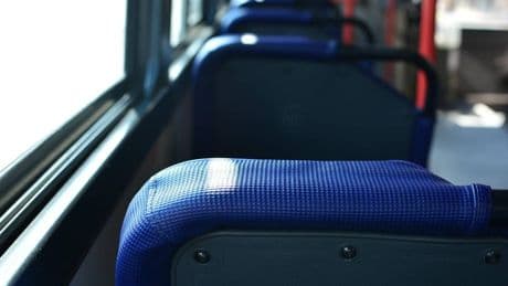 Viaggia in autobus con la figlia di 2 anni chiusa in valigia: arrestata una 27enne