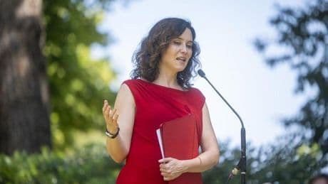 La presidenta de Madrid y la «farsa del pinganillo»: trataba de mostrar una España plurinacional que «no existe»