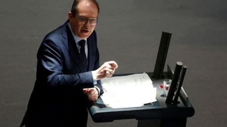 Vier weitere Minister präsentieren Regierungsprogramm