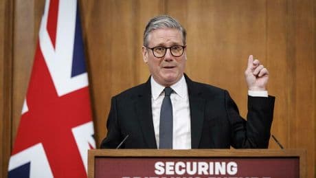 Londra, incendio nella casa del primo ministro inglese Starmer: danneggiato l'ingresso. Indagini in corso