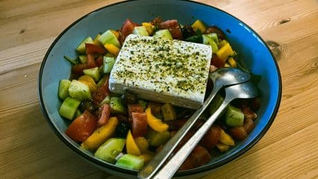 5 benefici della feta: perché consumare questo formaggio in estate