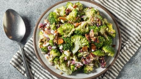 Cuscús de brócoli con manzana y cereza: una receta saludable y barata