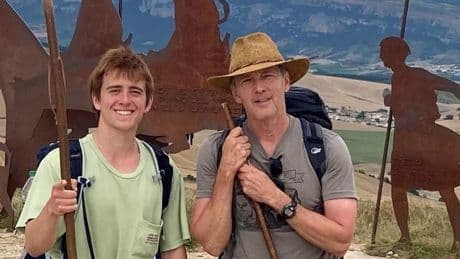 “El Camino de Santiago empeora hasta que mejora”: la fórmula del actor Andrew McCarthy para conectar con su hijo adolescente