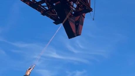 Investigan a un 'influencer' por hacer acrobacias y lanzarse al agua desde el cargadero de Castro, que está en rehabilitación