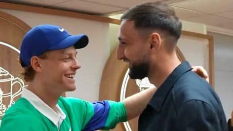 Sinner, l'abbraccio con Donnarumma a Parigi: «Siamo amici e ci supportiamo, un onore vederlo in tribuna»