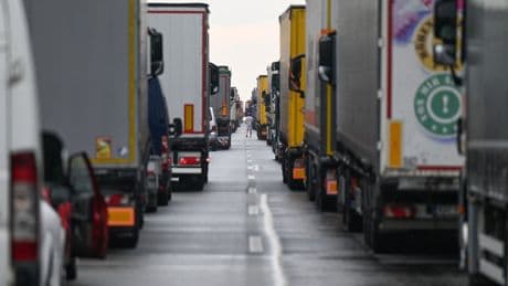 Verkehrsbehinderungen: Umgekippter Lkw blockiert A4 - Kilometerlanger Stau