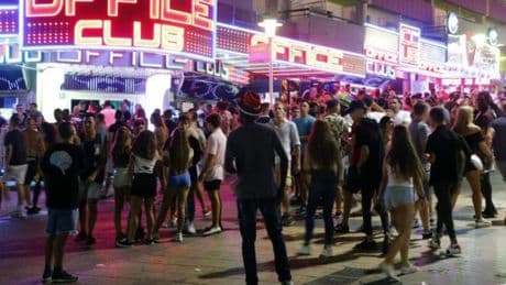 Toeristen Mallorca klagen over mysterieus ’Magaluf-virus’: ’Voelt alsof ik doodga’