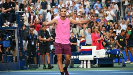 Carlos Alcaraz (22) staat in kwartfinale US Open en zet indrukwekkend record neer