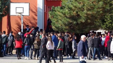Milli Eğitim Bakanlığı eğitim sistemini yapboz haline getirmekten vazgeçmelidir!