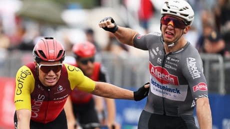 Herbeleef hier de tumultueus verlopen zesde rit in de Giro d’Italia