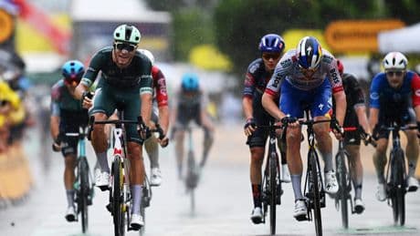 Jonathan Milan snelt in chaotische slotfase naar nieuwe zege in Tour de France, finale ontsierd door valpartij