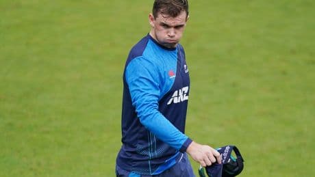 Tom Latham century leads Warwickshire into quarter-finals