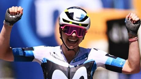 Lippert verslaat Rooijakkers in sprint en wint zesde Giro-etappe, Kopecky stapt af