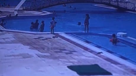 AVM'deki havuzda korkutan anlar: 3 yaşındaki çocuğu güvenlik görevlisi kurtardı