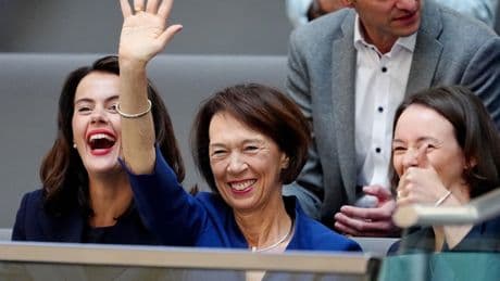 Erst Jubel, dann der Dämpfer: So fiebern Charlotte Merz und ihre Töchter mit