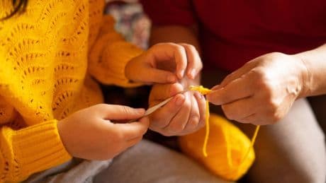 Un estudio revela que los 'pasatiempos de abuelas' podrían ser la clave para mantener una buena salud mental