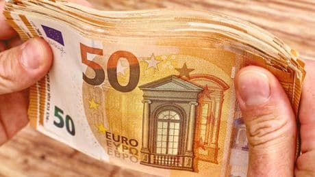 Geld-Betrug: Rentner wirft 71.000 Euro aus Fenster, Täter flüchtet